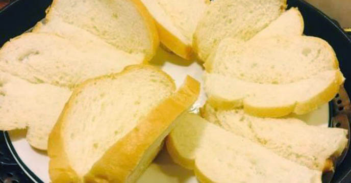 Bánh mì hấp thịt chín vàng