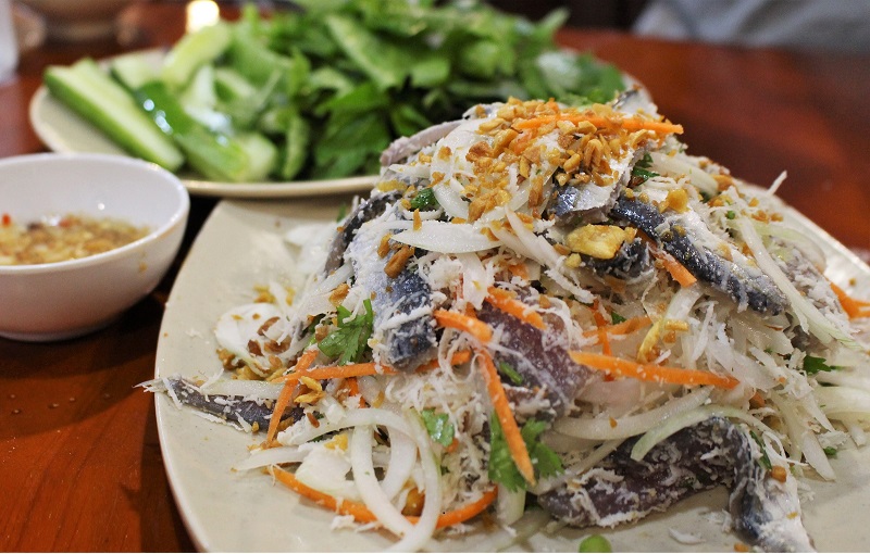 Món ăn đặc sản Việt Nam. Gỏi cá trích