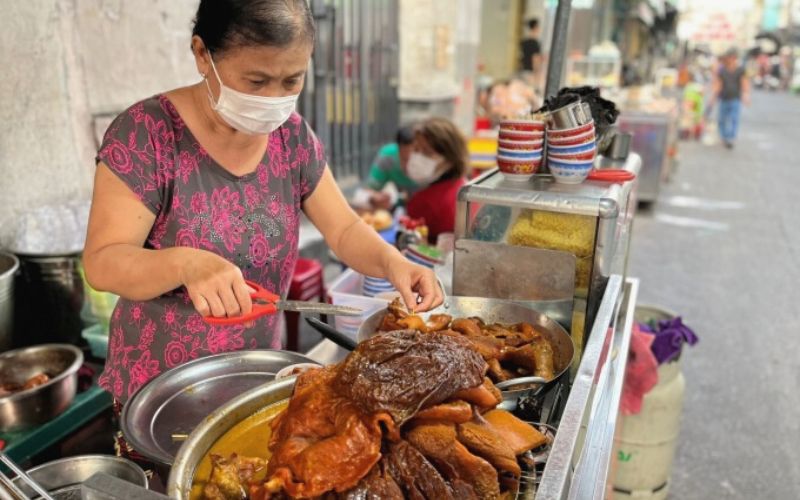 Không thể bỏ qua món phá lấu cực hấp dẫn khi ghé đến khu ăn uống 200 Xóm Chiếu