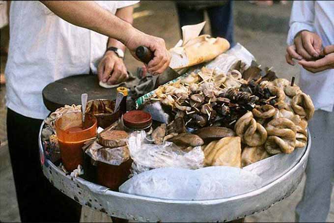 Cà phê vợt Sài Gòn xưa được giữ nóng trong các ấm đất nung