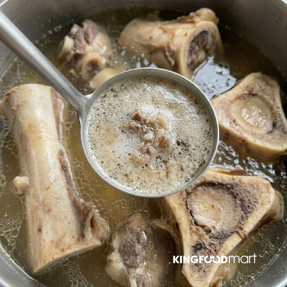 Vớt bọt thường xuyên và canh lửa nhỏ để nước phở trong vắt