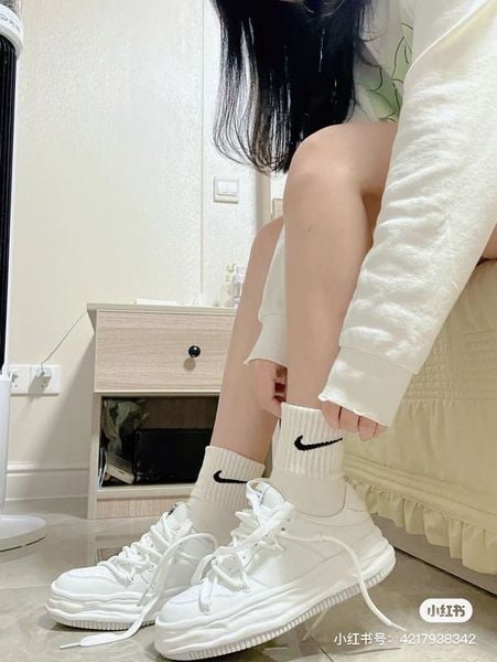 Giày thể thao trắng nữ hợp với phong cách nào nhất