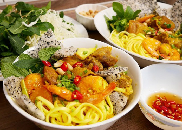 Mì Quảng là món ăn gắn với cách ăn ít nước nhưng nhiều lớp vị