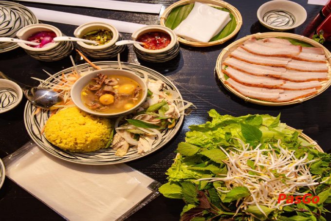 Bánh tráng cuốn thịt heo hấp dẫn tại Quán Rôm