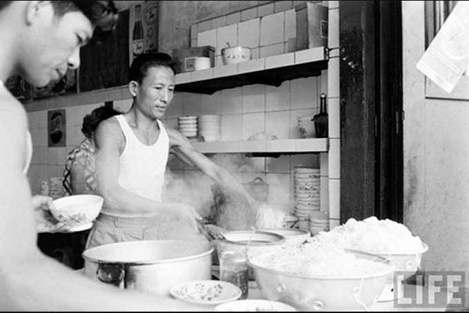 Bánh tráng nướng yêu cầu kỹ thuật kiểm soát nhiệt lượng từ than hoa chính xác