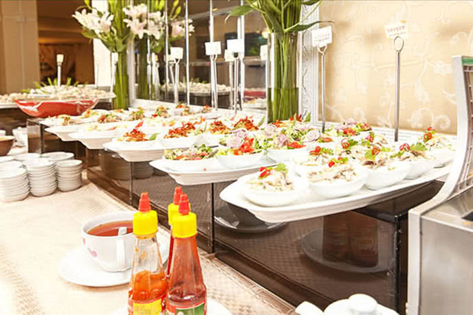 Bánh giá ăn kèm rau sống và nước mắm chua ngọt đặc trưng