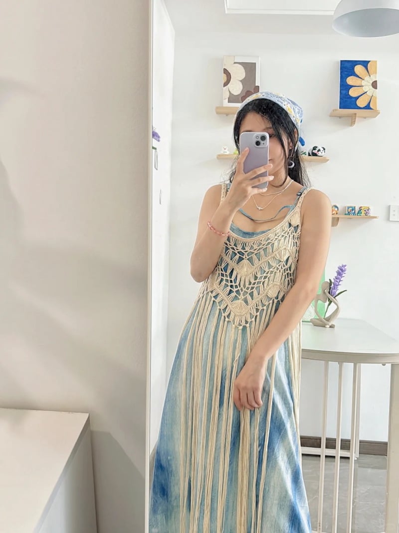 Váy tua rua đi biển tạo chuyển động mạnh và dễ làm ảnh nổi bật hơn