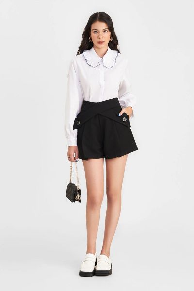 Áo sơ mi cổ cách điệu kết hợp cùng quần short