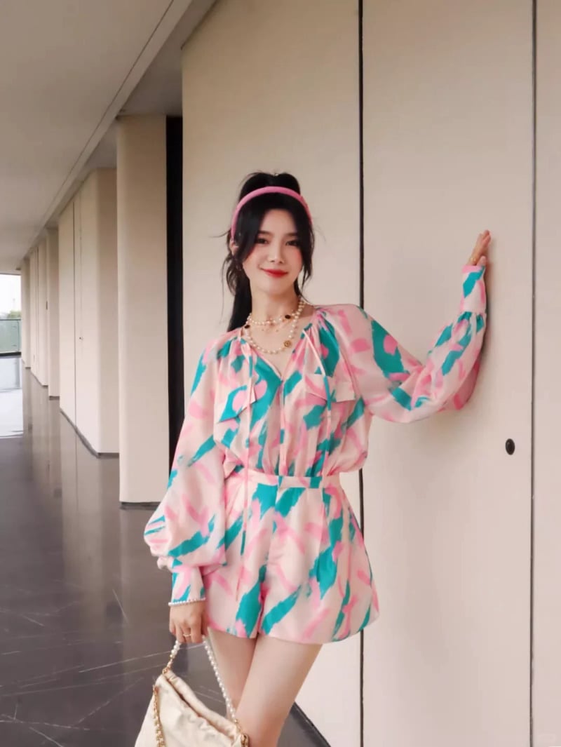 Jumpsuit đi biển tạo cảm giác gọn người, dễ mặc và ít phải chỉnh trang