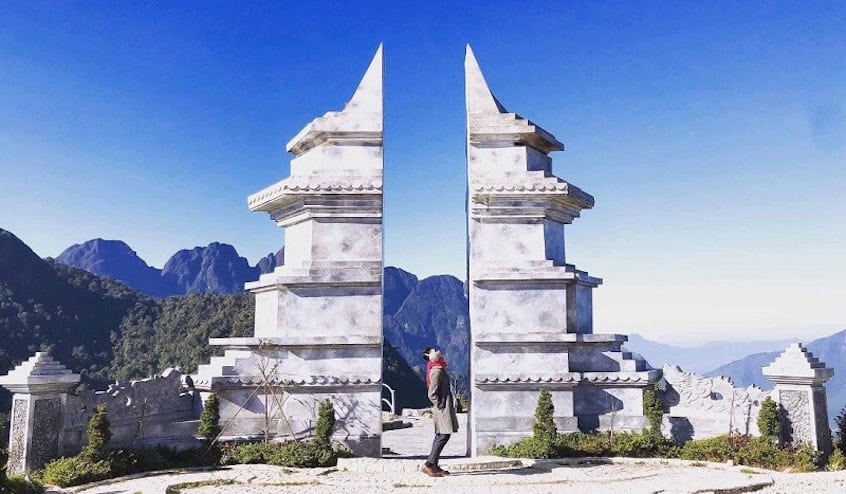 Một góc Sapa đặc trưng với sương và núi đồi