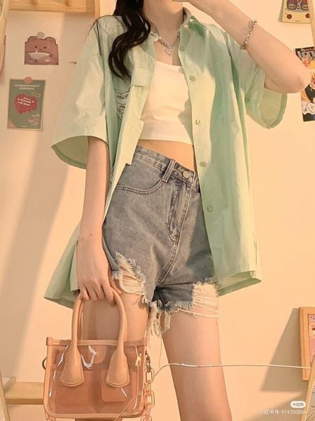 Outfit đi concert - Tank top, sơ mi khoác ngoài và short denim