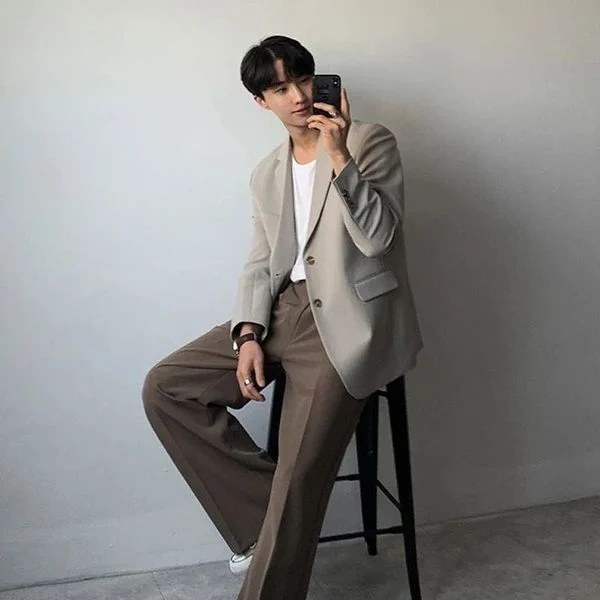 Áo thun trơn phối blazer không cấu trúc và quần tây