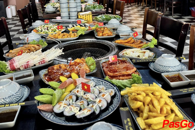 Bàn tiệc nướng đầy đặn tại Đệ Nhất Nướng Sapa