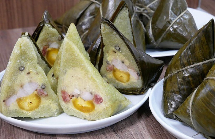 Bánh tét cốm dẹp dẻo thơm mùi lúa non