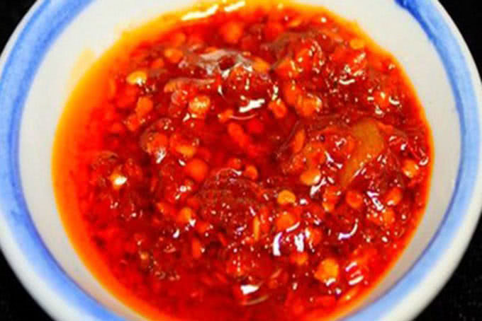 Các bước hoàn thiện tô bún bò Huế sau khi hầm nước dùng