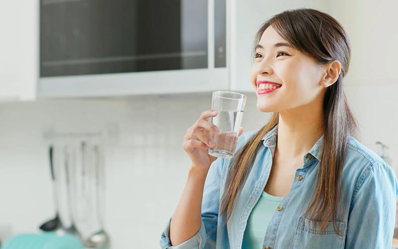 Uống nước sau khi thức dậy