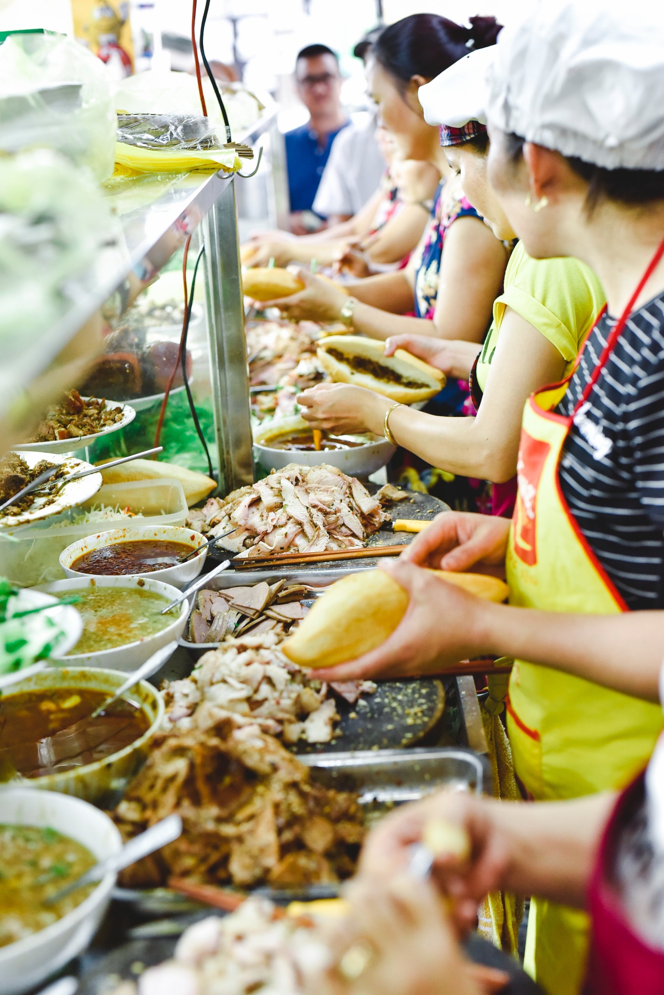 Ổ bánh mì Hội An đặc trưng với phần nhân thịt và rau thơm phong phú