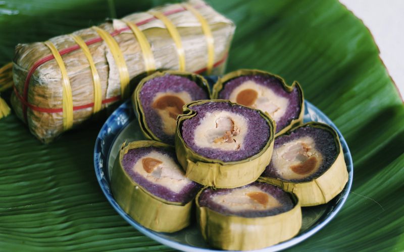 Bánh tét lá cẩm