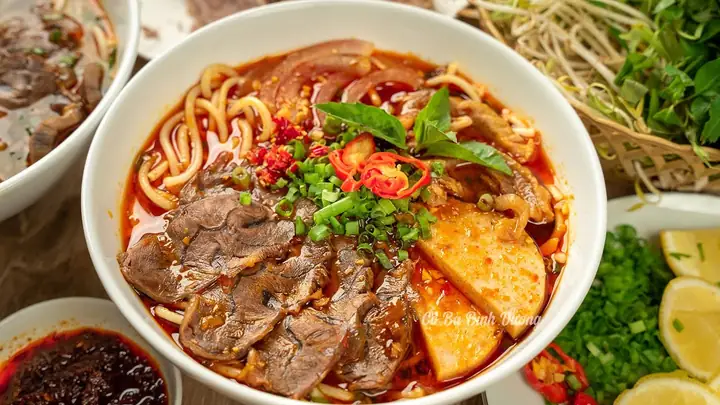 Tô bún bò Huế trình bày đẹp mắt hấp dẫn người ăn