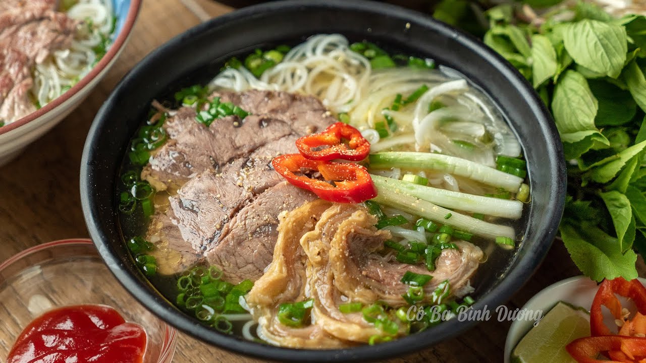 Quá trình ninh nước dùng phở bò với các loại thảo mộc truyền thống miền Bắc