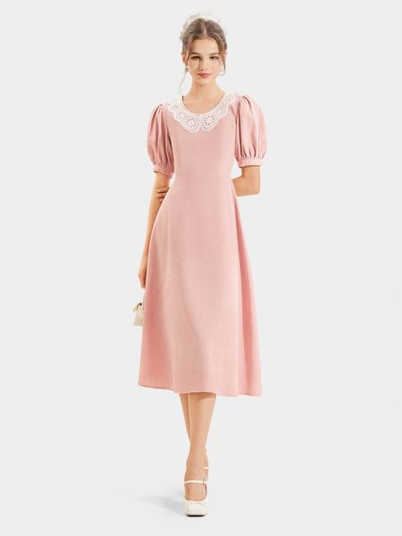 Đầm nhung midi tay phồng cổ tròn phối ren phù hợp phong cách chụp ảnh Tam Đảo cổ điển