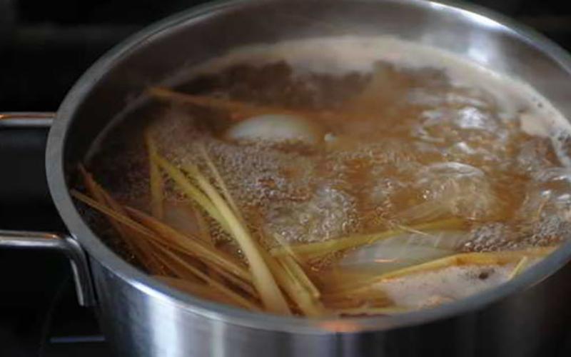 Cách nấu nước dùng trong vắt