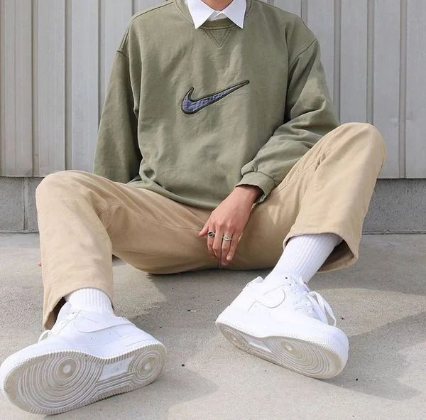 Soft boy với giày sneaker trắng basic
