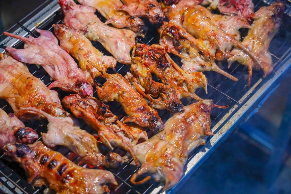 Hương vị đậm đà của mắm kho ăn kèm các loại rau đặc sản mùa lũ