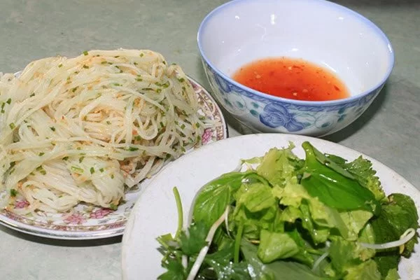 Bún dây Bồng Sơn với màu vàng tro đặc trưng và sợi bún dai mềm