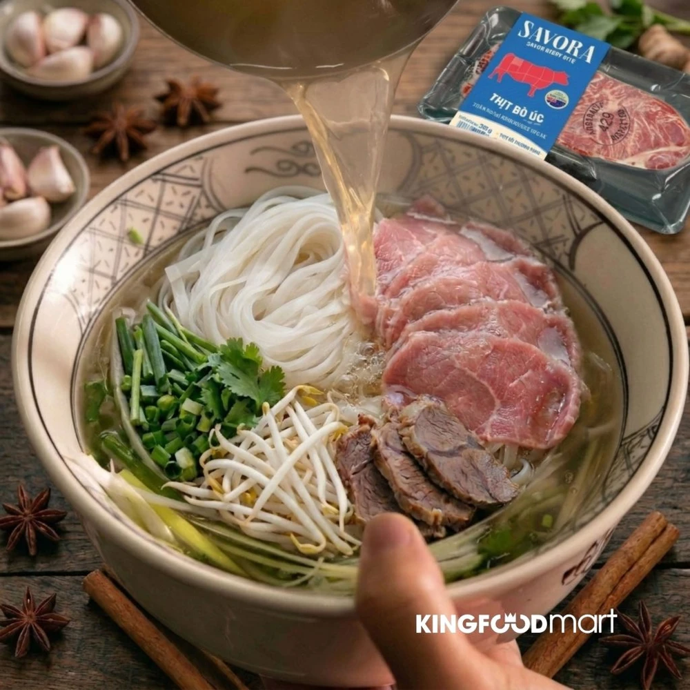 Chan nước dùng sôi sùng sục làm chín phần thịt bò tái