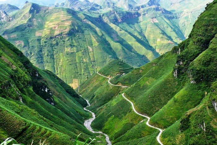 Vòng cung Hà Giang với địa hình đá núi và những khúc cua đặc trưng
