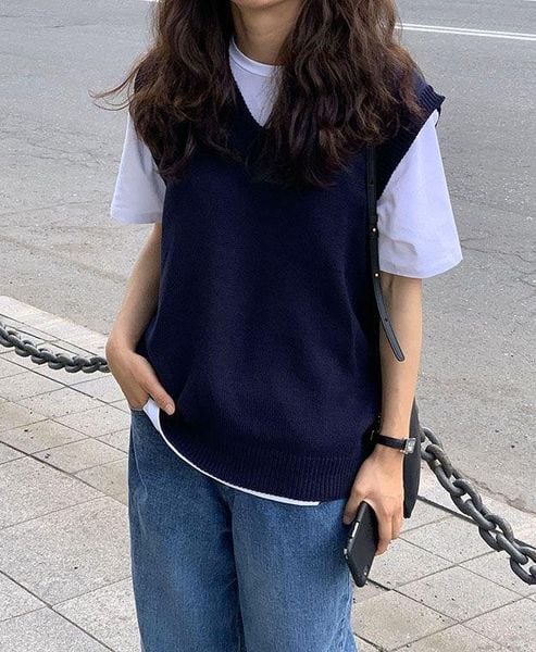 Outfit đi Đà Lạt - Áo thun ôm đi cùng gile len và quần jeans xanh đậm