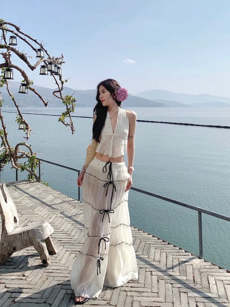 Set áo và chân váy đi biển cho cảm giác gọn gàng, dễ phối và dễ chỉnh dáng