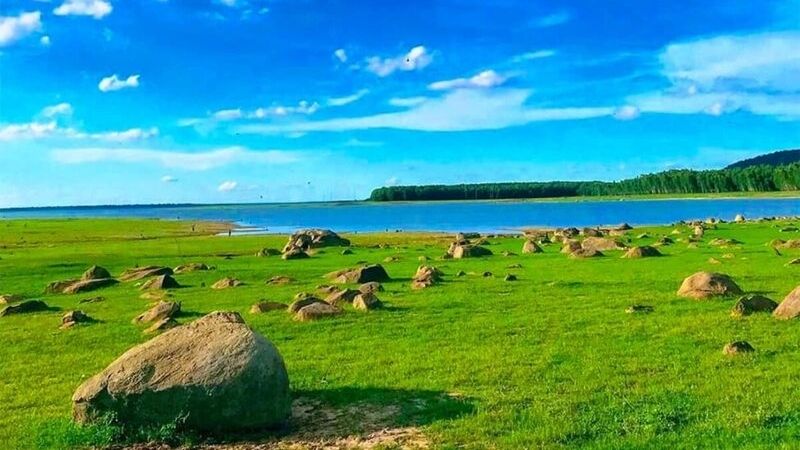 Khu vực Bãi Đá Trứng với quang cảnh hoang sơ và các khối đá tự nhiên ven hồ