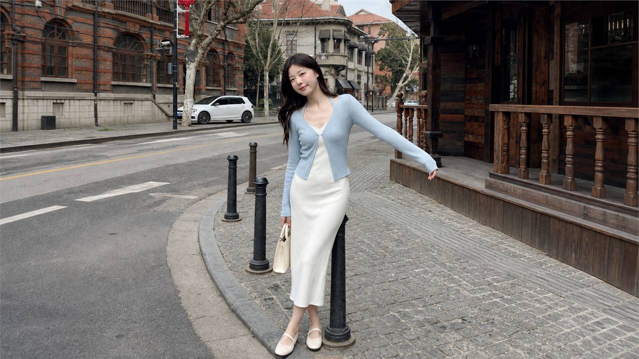 Áo len cardigan ngắn phối váy liền dáng ôm hoặc dáng suông