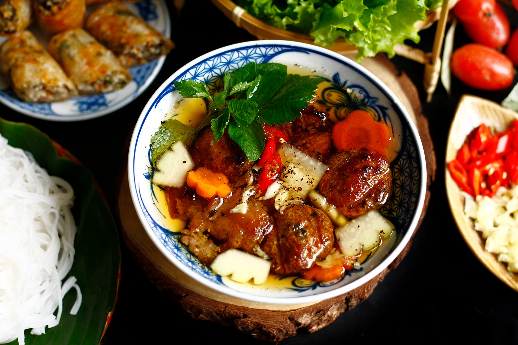 Tô bún chả thơm phức mùi thịt nướng