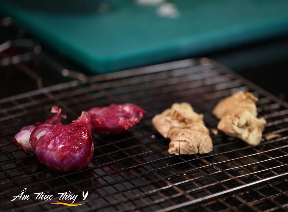 Hành tím và gừng nướng thơm cho phở bò