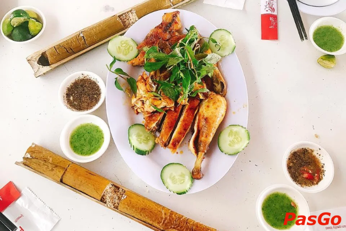Gà nướng cơm lam best seller của nhà hàng view đỉnh đồi Đà Lạt