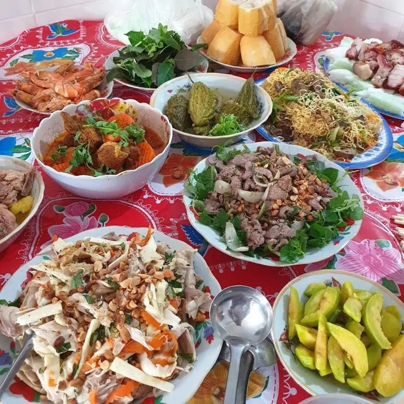 Bàn tiệc cưới miền Tây