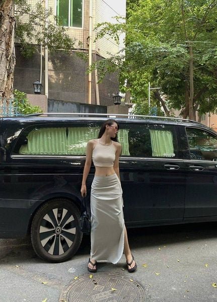 Áo croptop và chân váy midi
