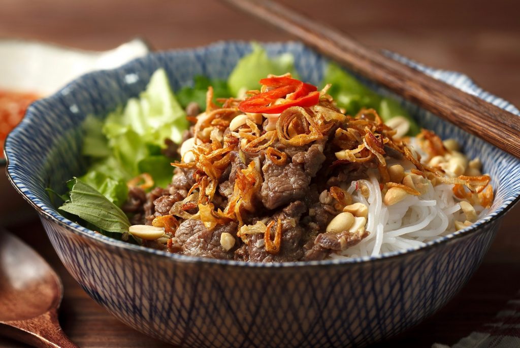 Tô bún bò Nam Bộ hấp dẫn với thịt bò và hành phi thơm nức