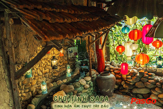 Kiến trúc mô phỏng rừng nguyên sinh với cây xanh và cầu tre mộc mạc