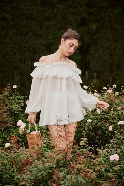 Áo trễ vai nữ tính