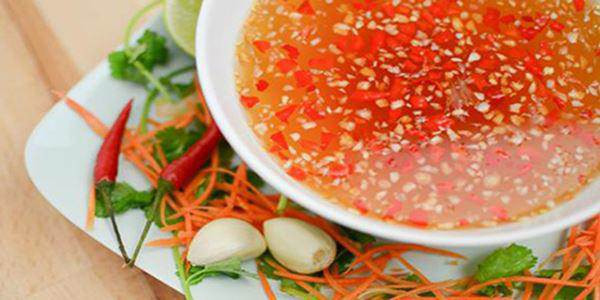 Bát nước chấm bánh xèo chua ngọt, đậm đà, hoàn thiện hương vị cho món bánh xèo giòn.