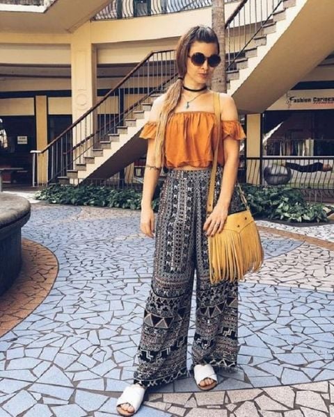 Croptop phối quần ống rộng hoa văn