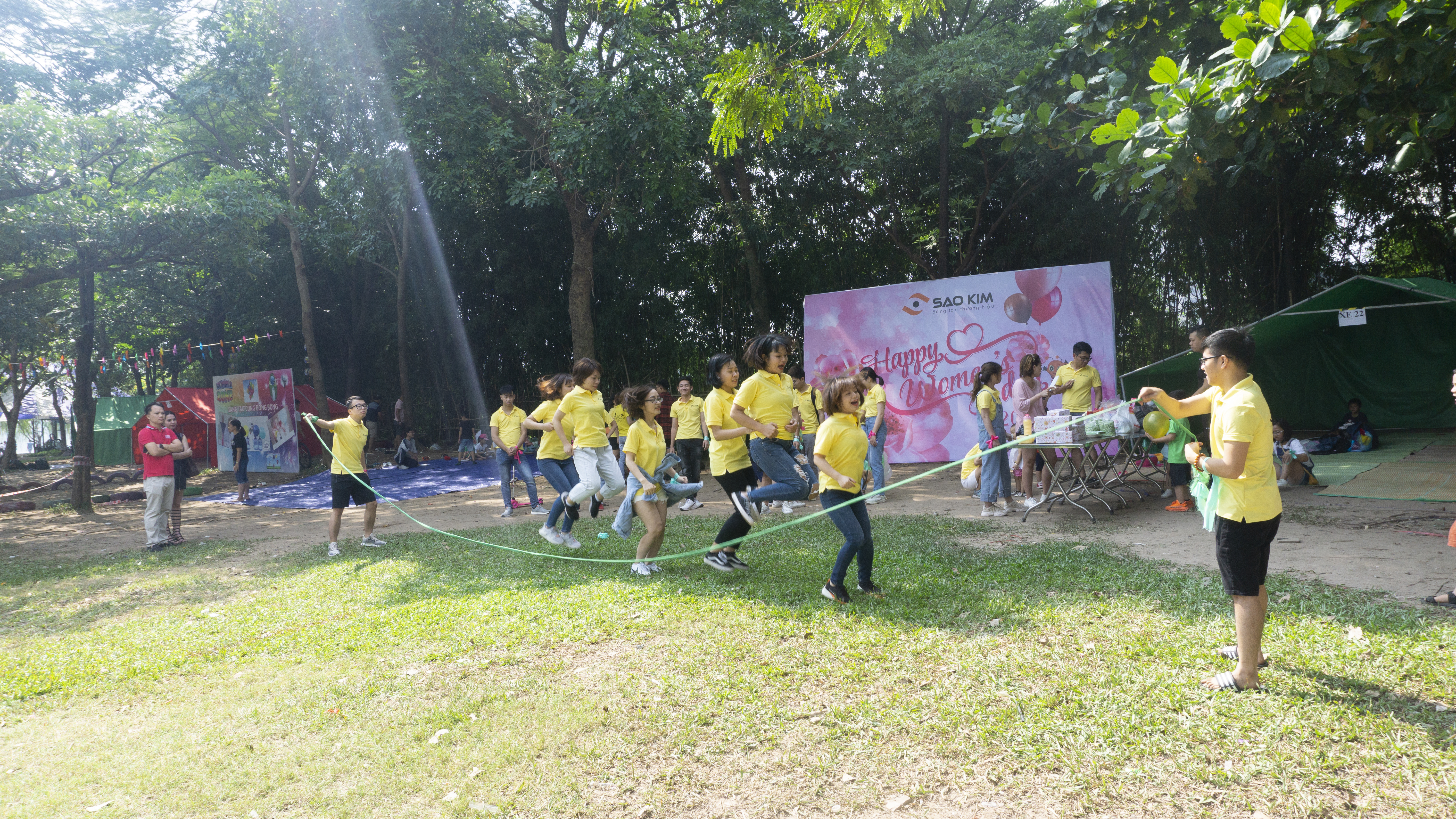 Không gian cỏ cây rộng rãi phù hợp picnic cuối tuần tại Công viên Yên Sở