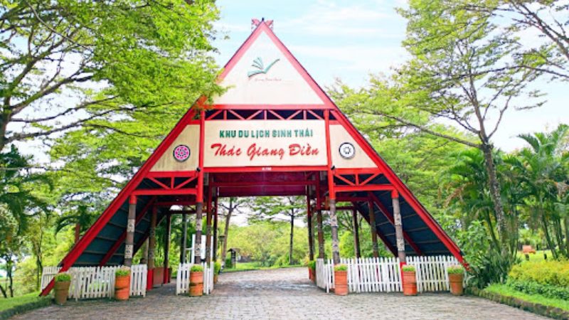 Thác nước giữa rừng cây