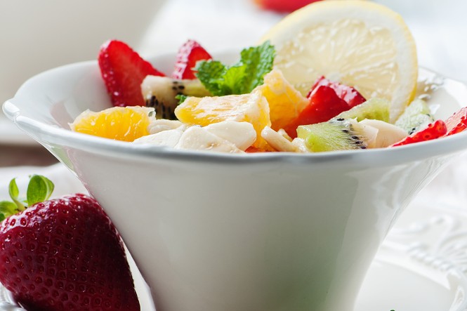 Bữa sáng eatclean nguyên bản với bánh mì đen và rau củ tươi