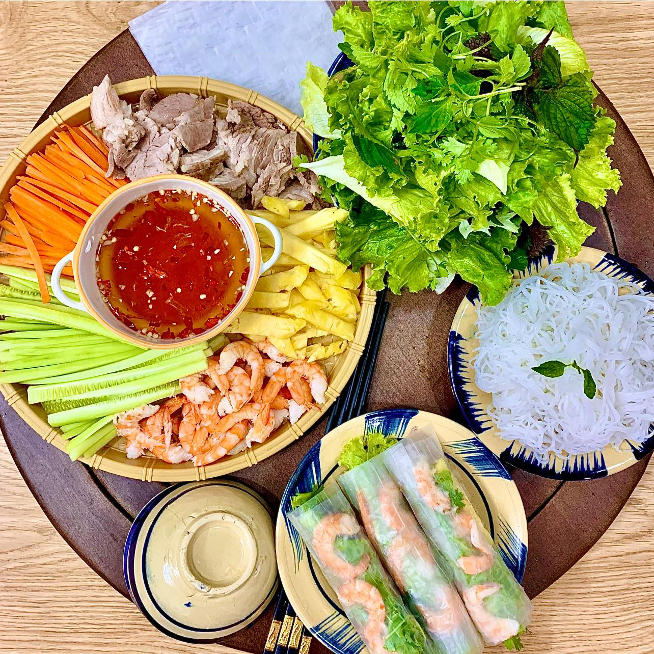 Bữa cơm gia đình đủ rau, đạm và canh theo công thức cân bằng