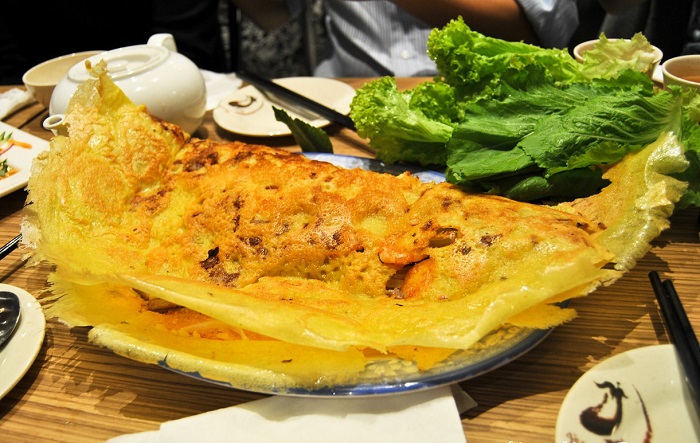 Nguyên liệu làm bánh xèo miền Tây chủ yếu là bột gạo và rau vườn